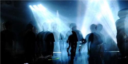 酒吧蒙眼吃瓜,酒吧里的趣味吃瓜盛宴