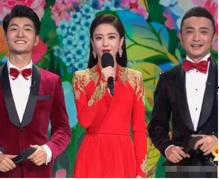 酒吧蒙眼吃瓜,酒吧里的趣味吃瓜盛宴